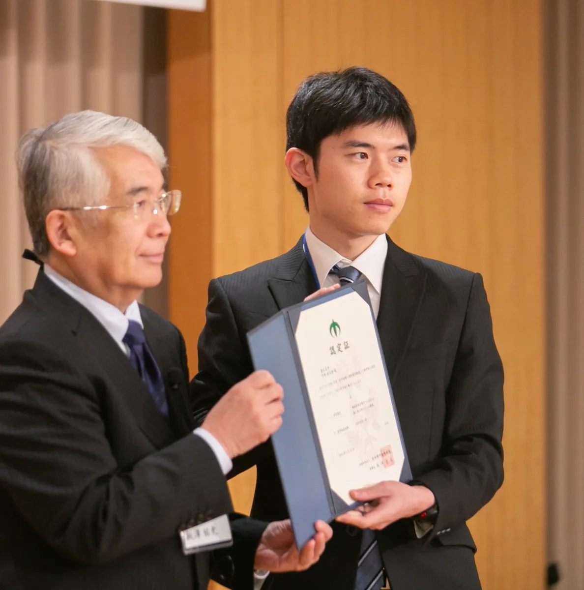 授与式で認定証を受け取る中林遼太朗